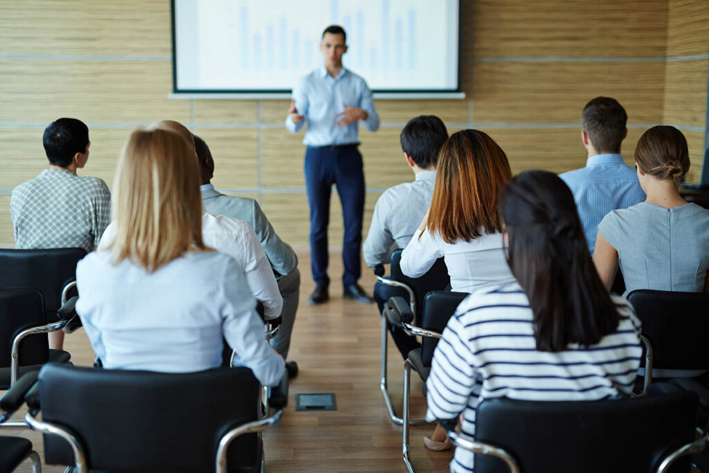 un gruppo di persone che frequentano un corso in un'aula